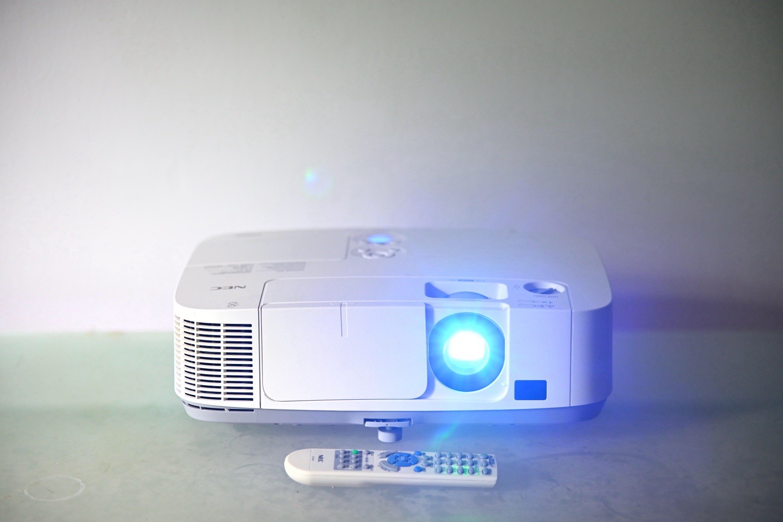 NEC P401W 3LCD Projector Only 13 hours 4k Input, Big Venues + Gaming & Theater