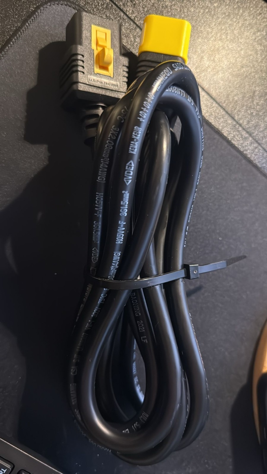 APC Power Cord Kit (6 ea), Locking, C13 to C14, 1.2m, North America AP8704S-NA