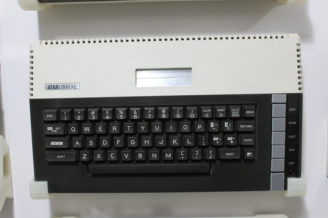 Atari 800XL  Presentation Stand and Wall Mount