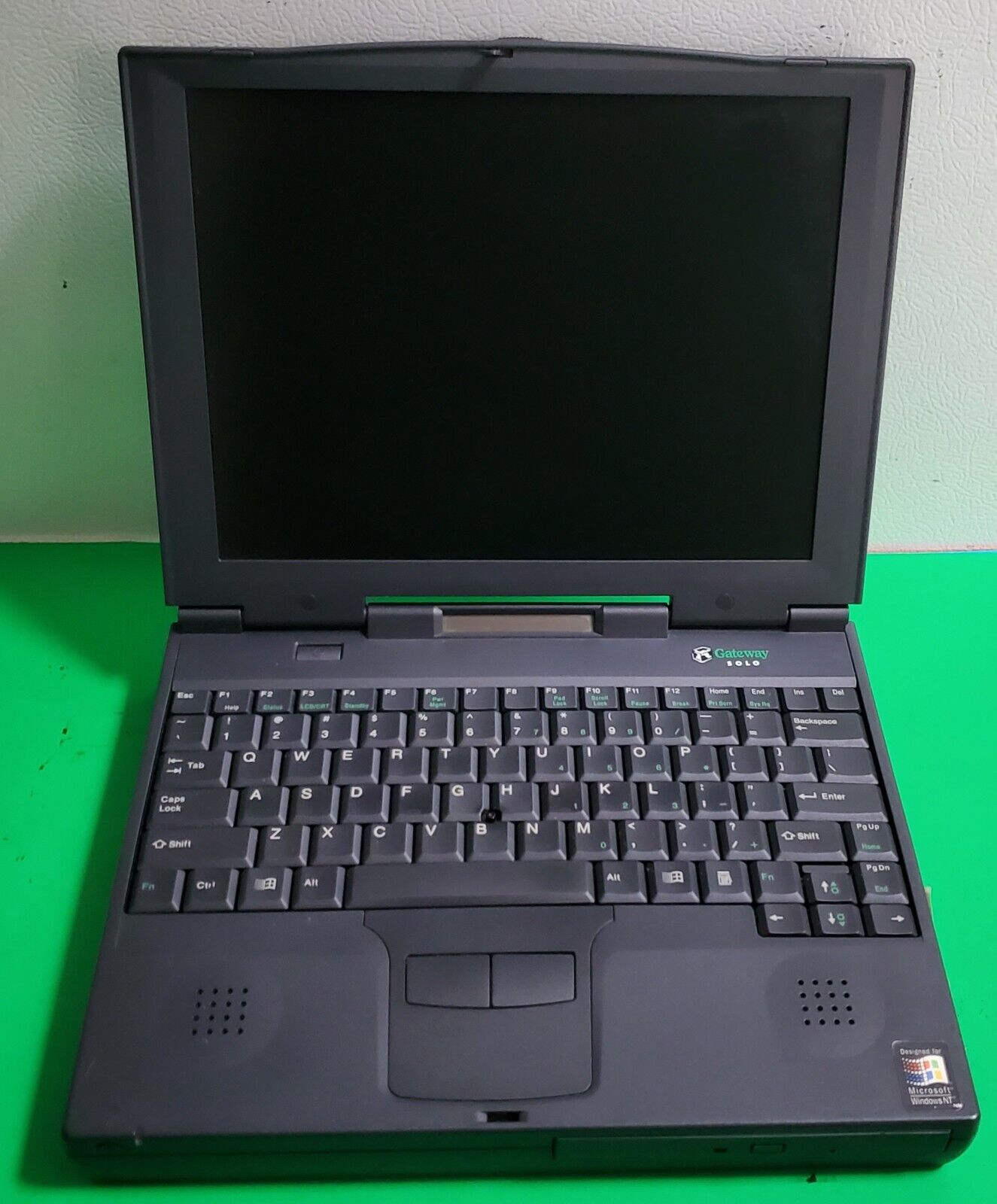 Vintage Gateway Solo Model 2500 Notebook Laptop Computer Retro - as is
