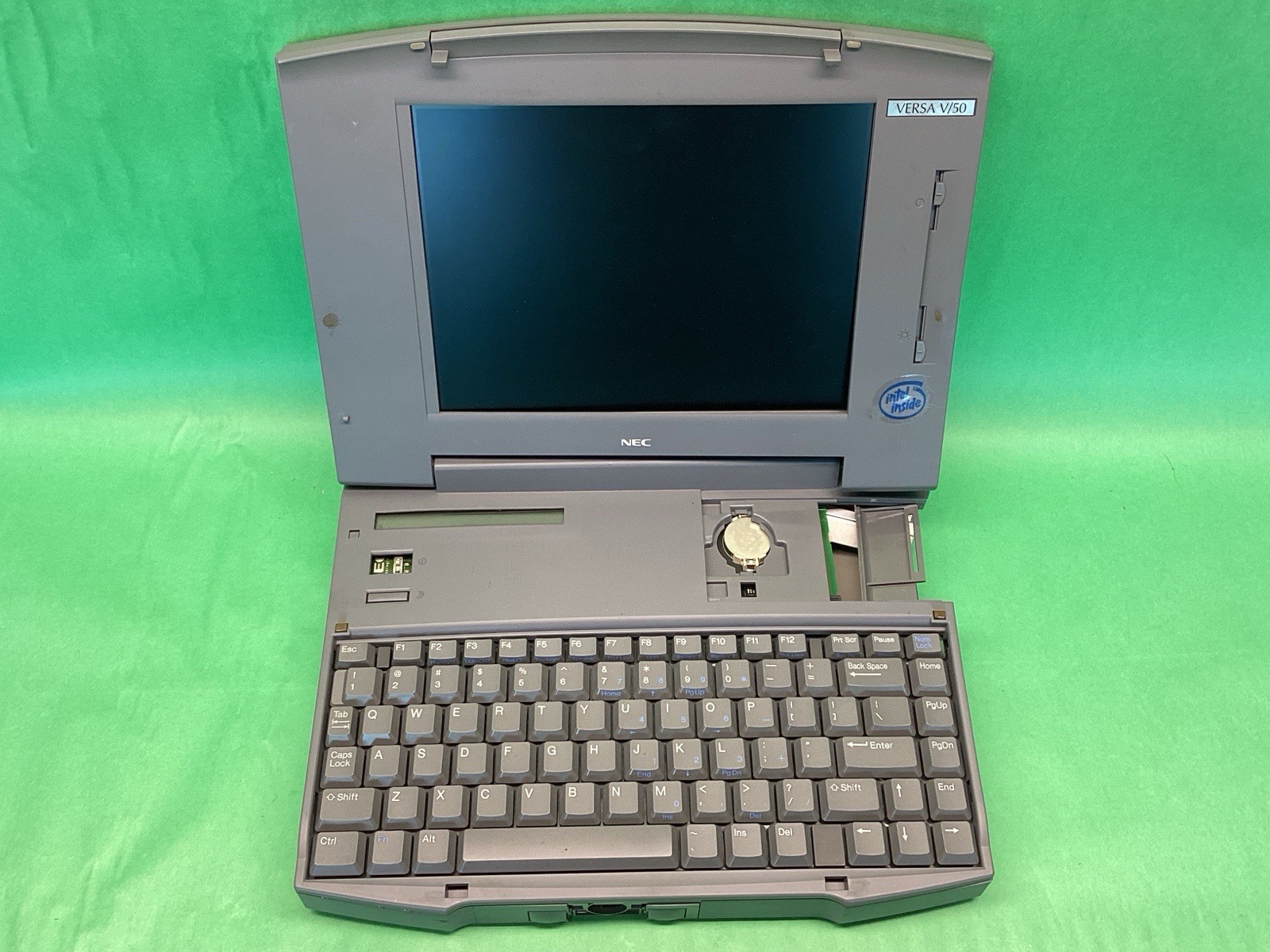 Vintage NEC Versa V/50 Laptop 9.5” - NO RAM / NO HDD - DAMAGED - FOR PARTS