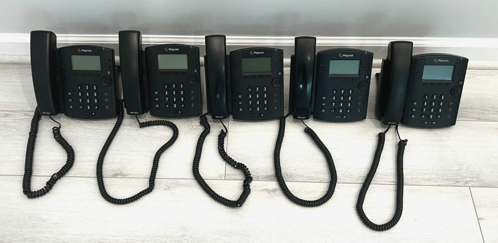 Lot of 5 POLYCOM VVX 300 Desk Business POE VOIP Phone 2201-46135-001