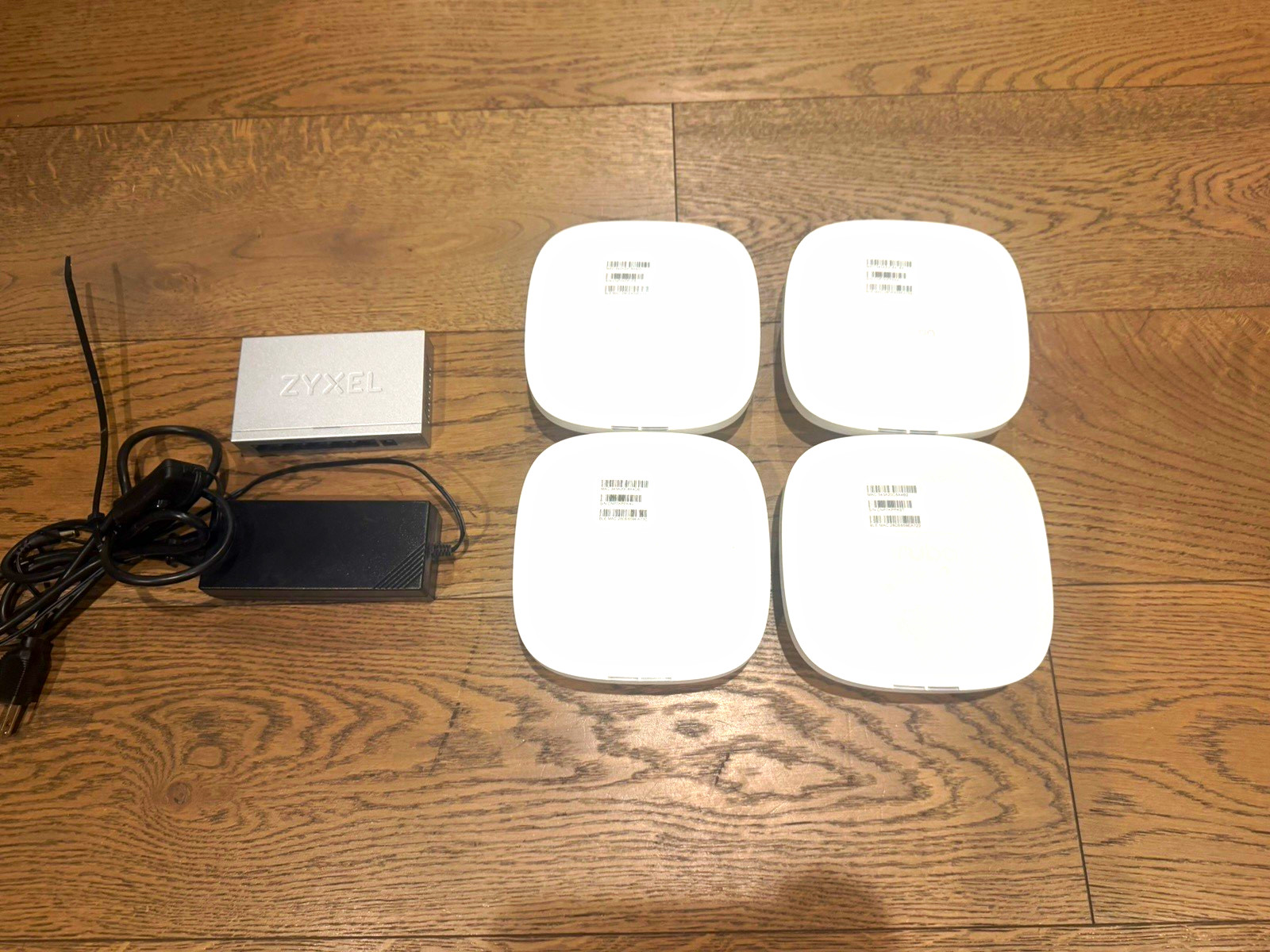 Aruba Instant On APIN0505 Aruba 500 with Zyxel 4 Port POE Switch. 4 pack