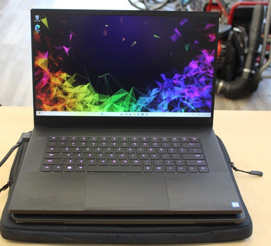 Razer Blade RZ09-02386 Gaming Laptop w/ Cooler and Case *  Pre-owned*