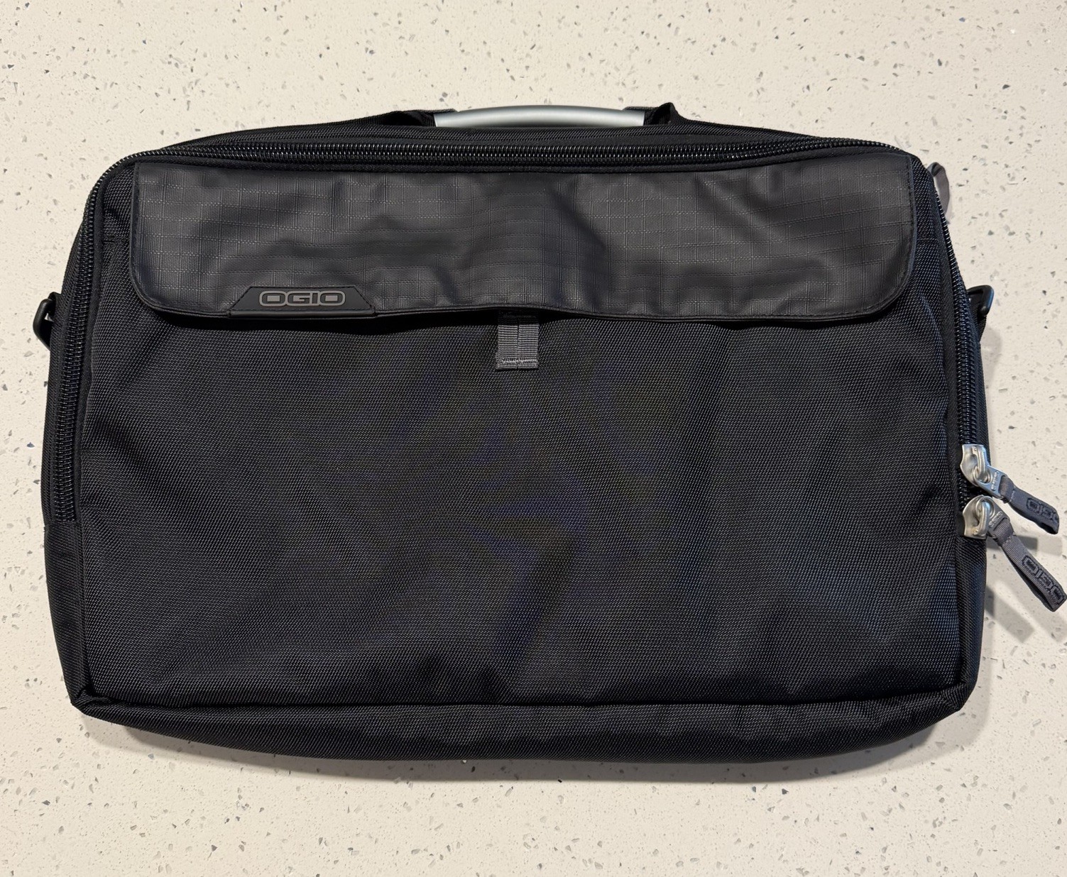Ogio Classification Messenger Shoulder Laptop Bag Black Padded Pockets