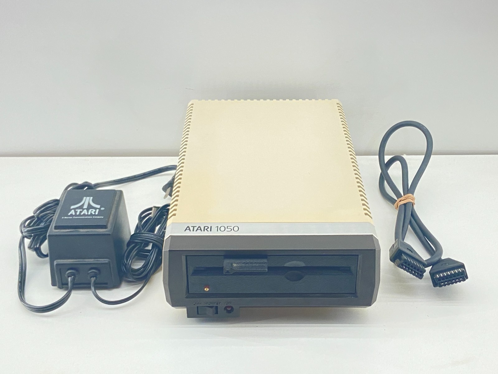 Atari 1050 Floppy Disk Drive - Original Power Supply Data Cable 5.25 - Powers On