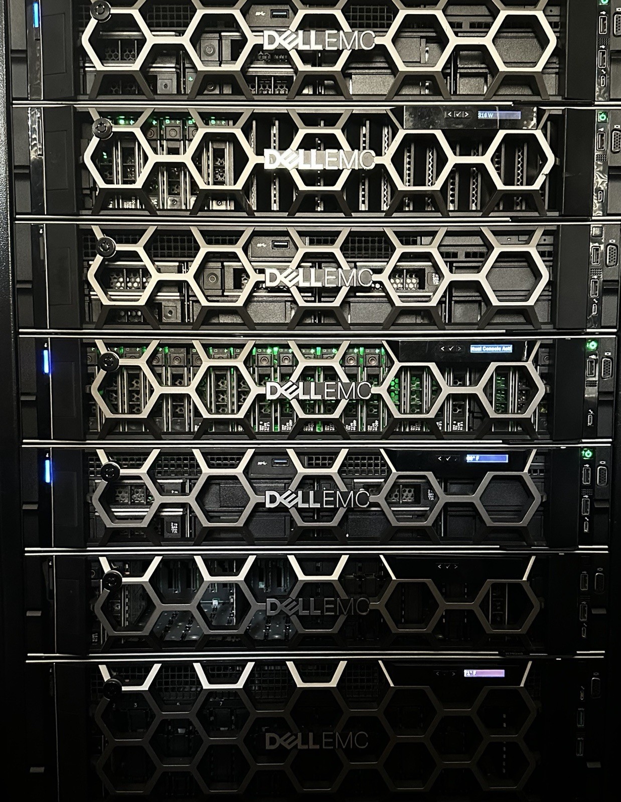 DELL R740 8LFF Server 2x Gold 6152 2.1GHz =44 Cores H740p 4xRJ45
