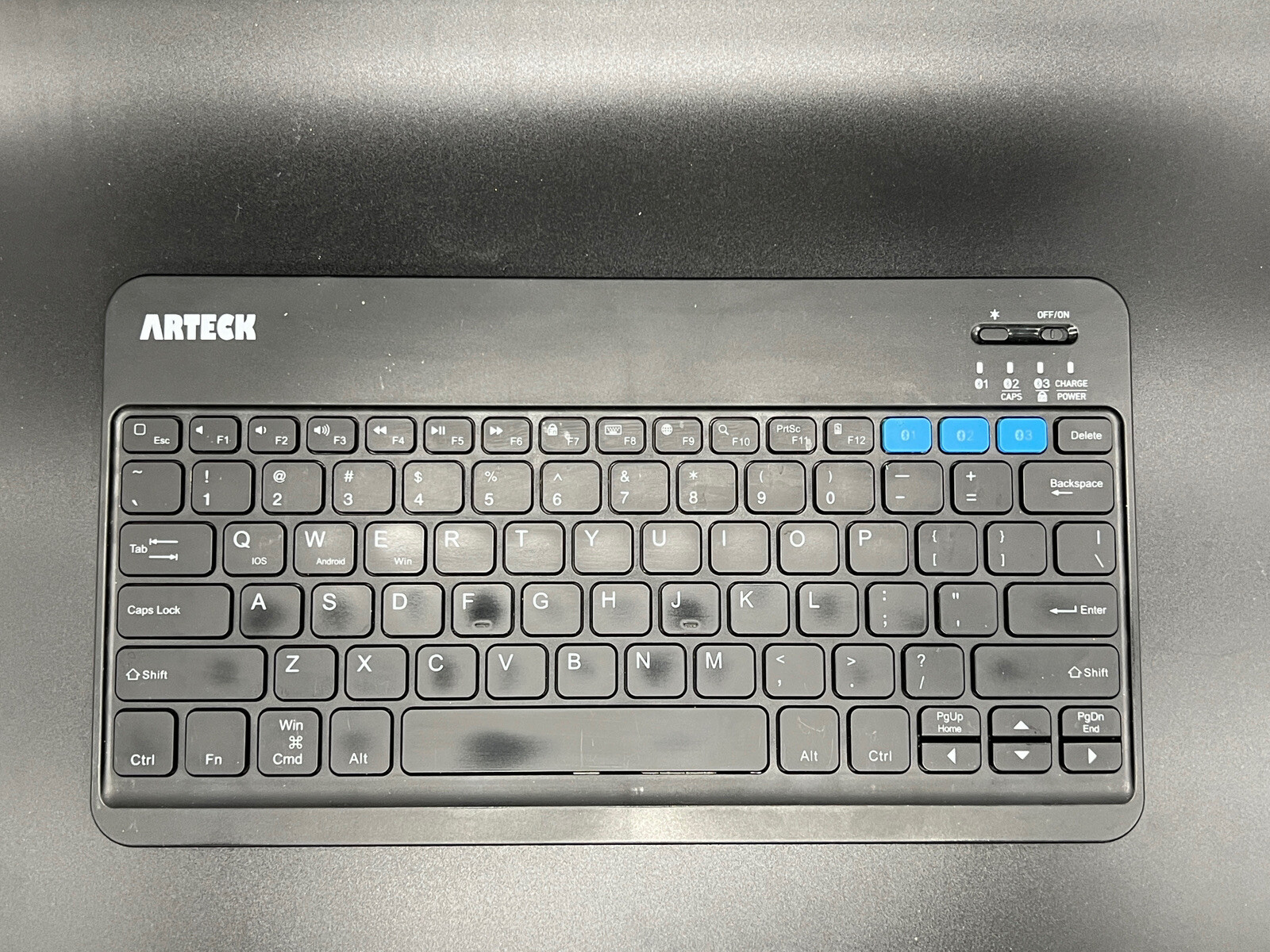 Arteck HB220B Universal Slim Portable Wireless 3.0 7-Color Backlit Keyboard -...