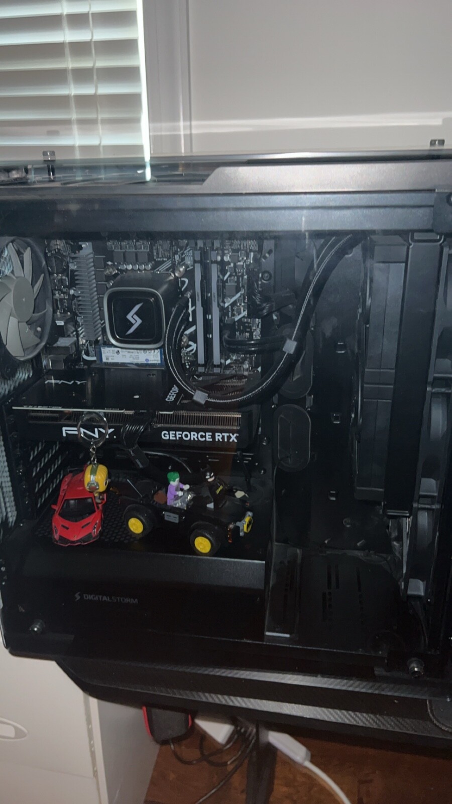 Digital storm lumos gaming set up. Comes with 2 gaming monitors, mouse, keybrd 