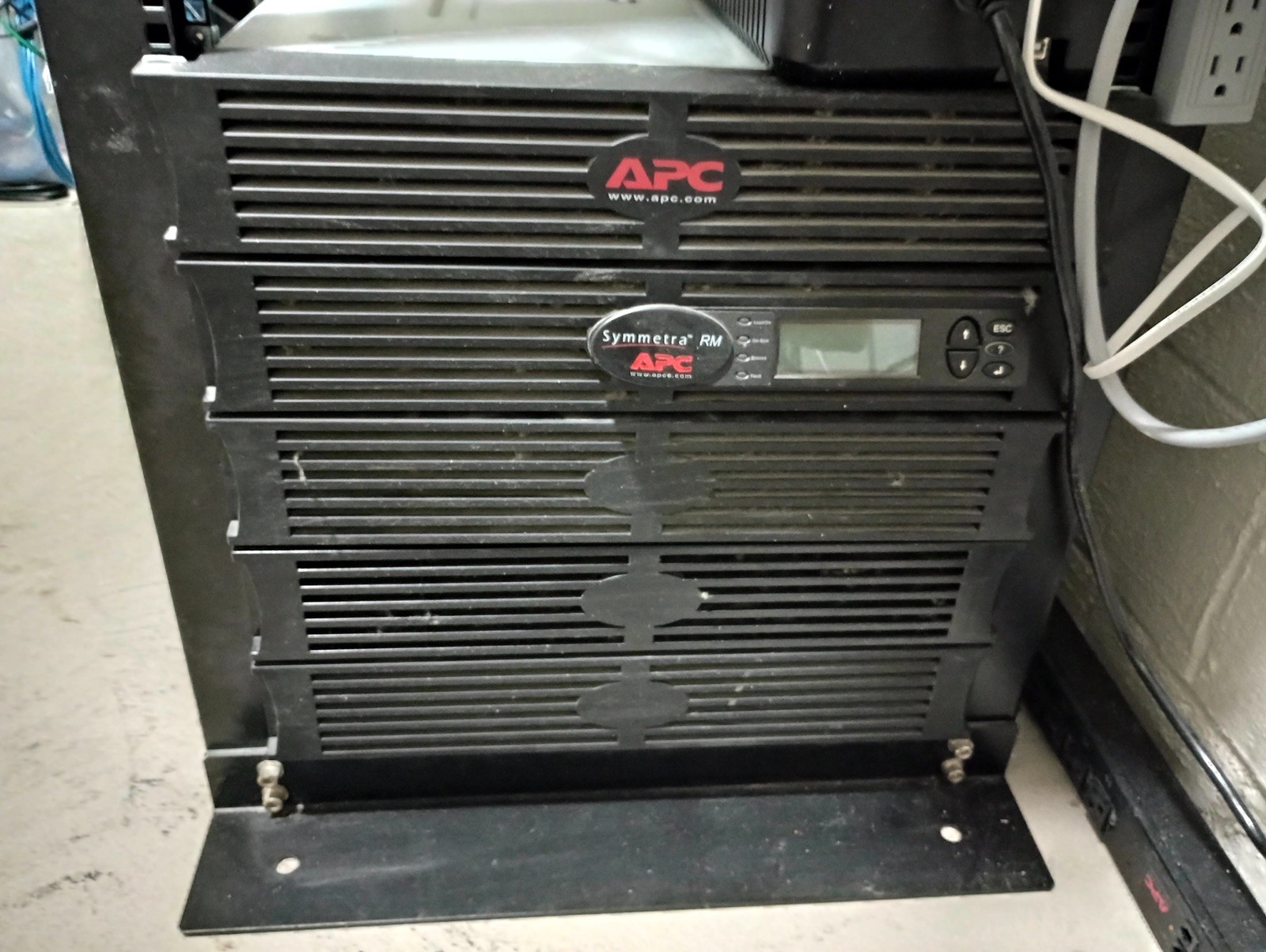 APC Symmetra Scaleable DataCenter Server UPS 6kVA 208v Package (Rack included)