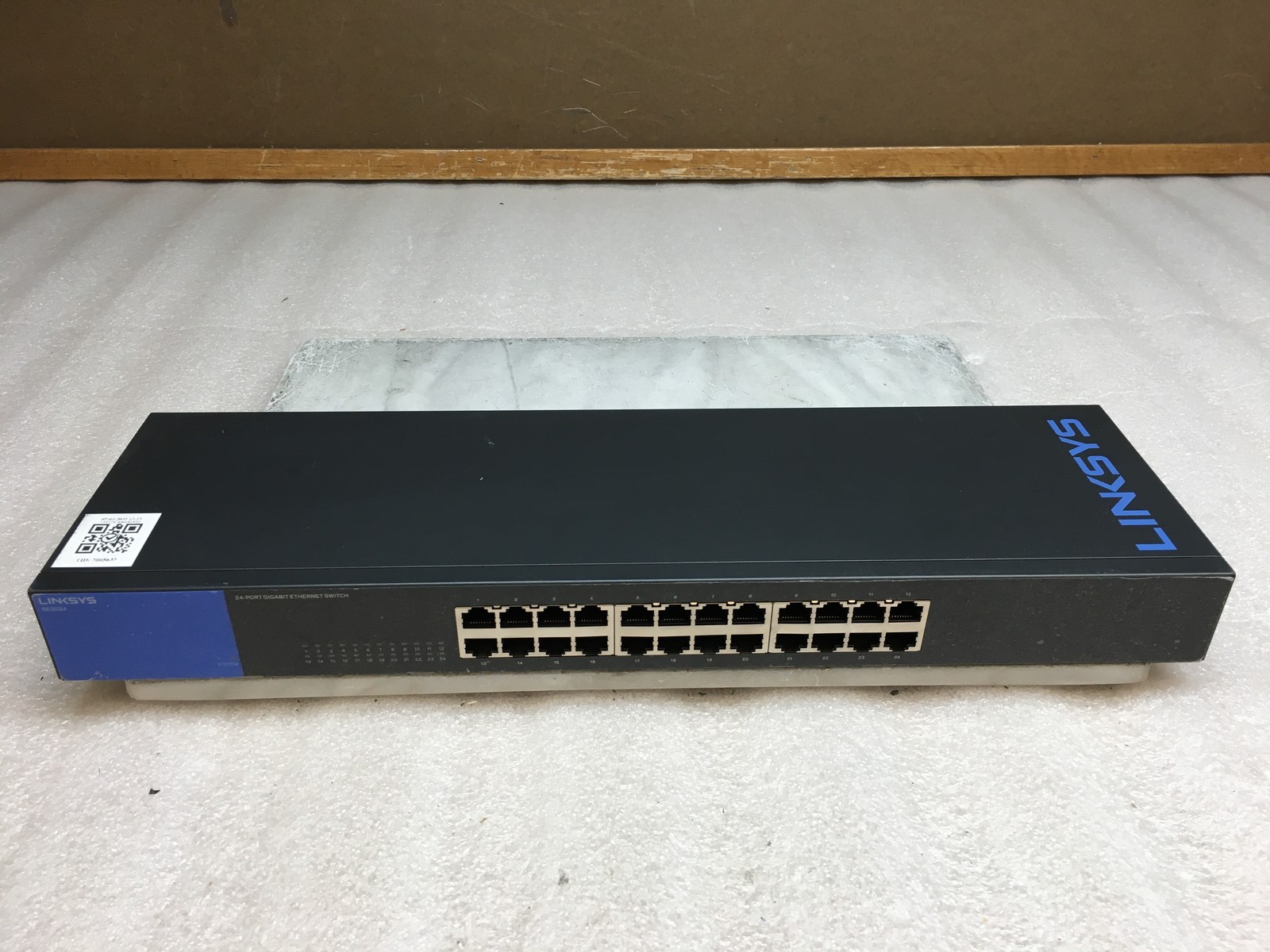 Linksys SE3024 Metallic 24-Port Gigabit Ethernet Switch No Rack Ears or PWR Cord