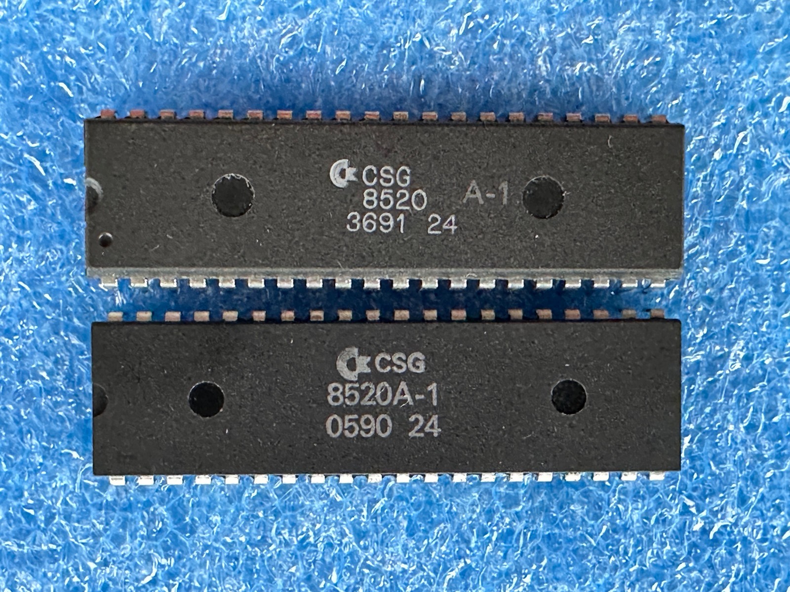 8520A-1 MOS/CSG ODD EVEN (x2) from an AMIGA 500 rev.6A #3691/0590