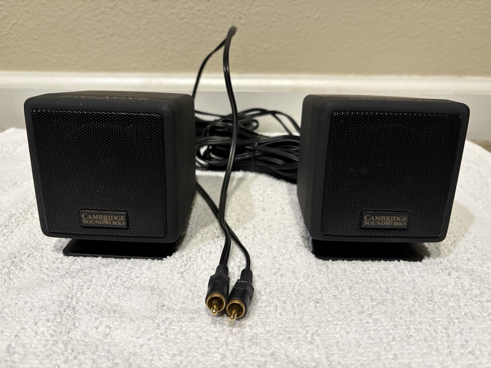 CAMBRIDGE SOUNDWORKS  DESKTOP THEATRE 5.1   Pair w/ Stands   DTT2500  Creative