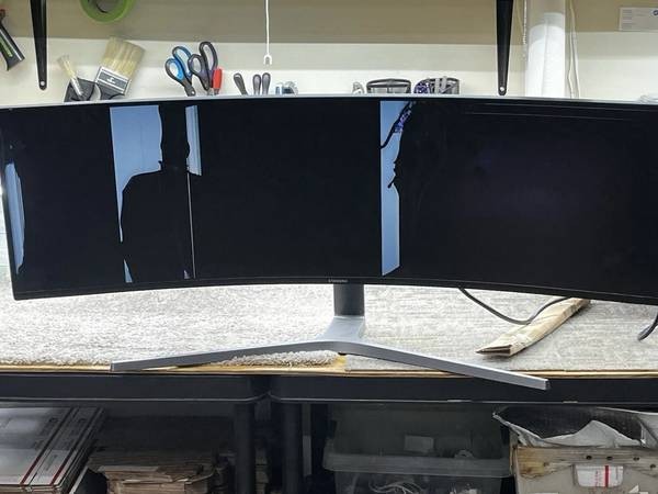 TRADE: Samsung Odyssey CHG90 49" Monitor Curved 144hz CRACKED Screen