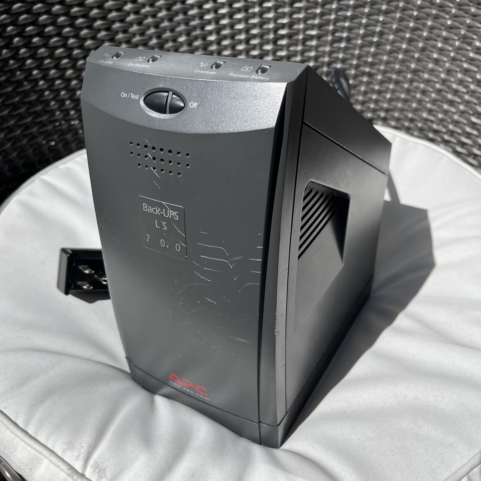 APC Back-UPS LS 700 - 7-Outlet, 700VA, 410W UPS