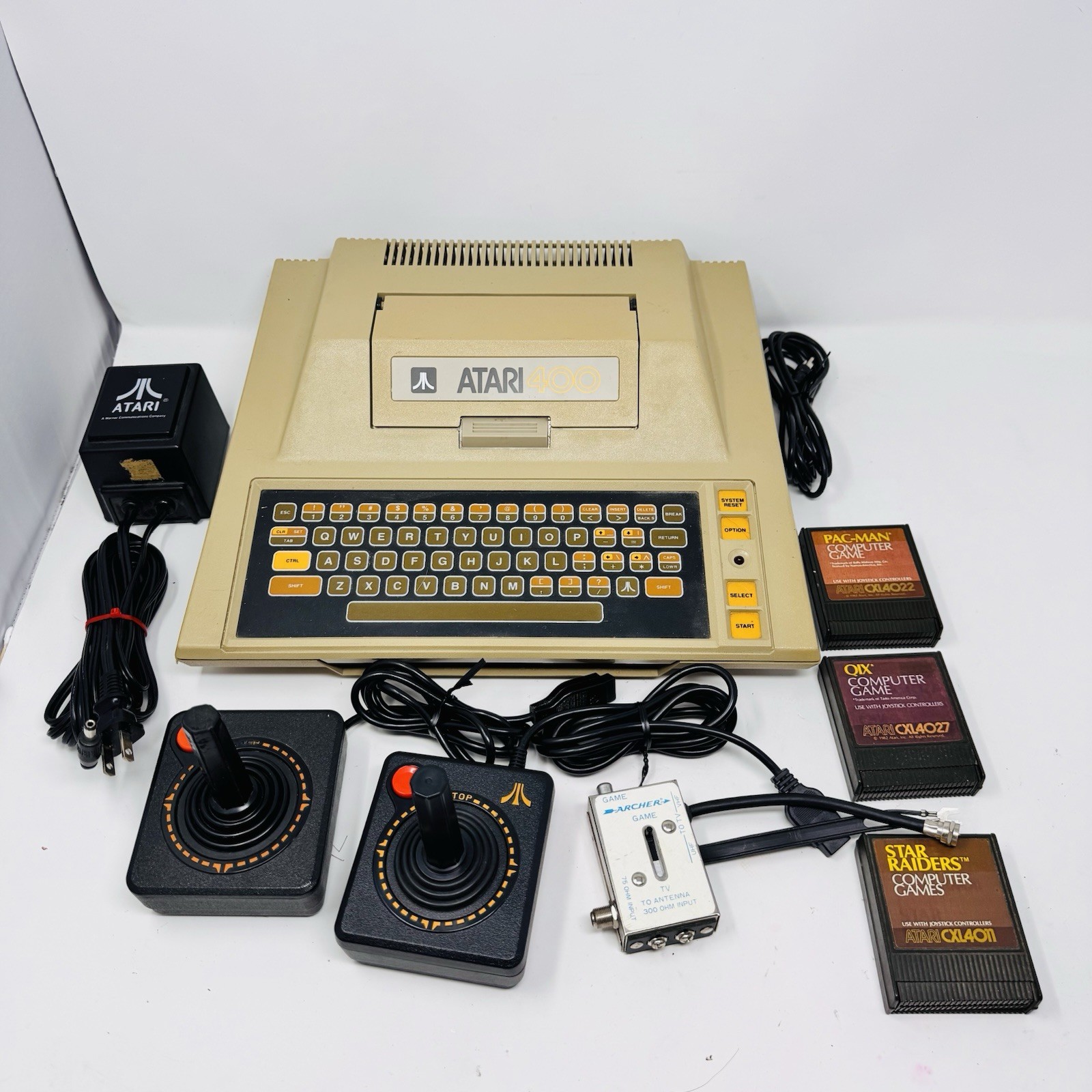 Atari 400 Computer  w/ 3 Games 2 Joystick PSU Pac-Man QIX RAIDERS - Tested 8-bit