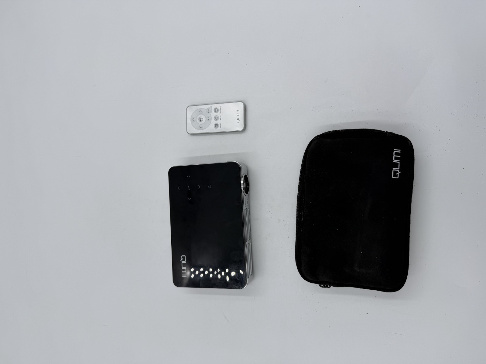 Vivitek Qumi Q2-B LED HD Pocket Projector - With Remote and Soft case
