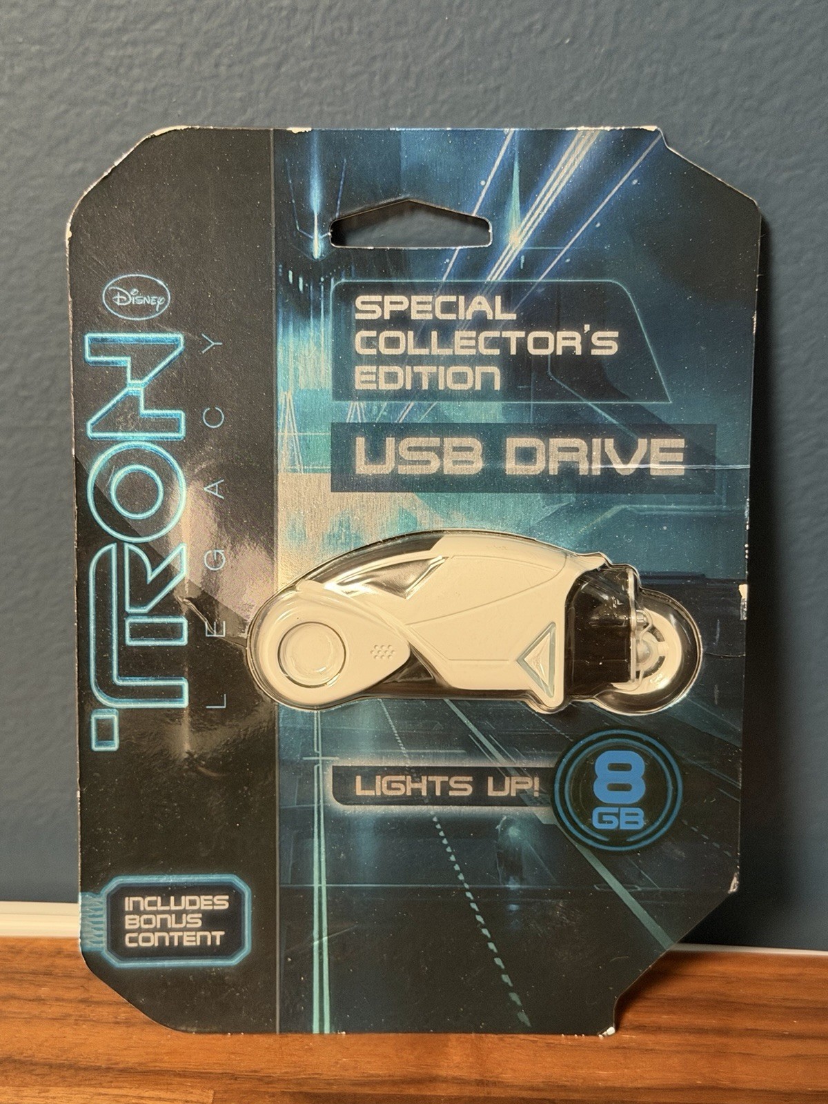 Disney Tron Legacy Special Collector Kevin Flynn USB White Light Cycle New 2010