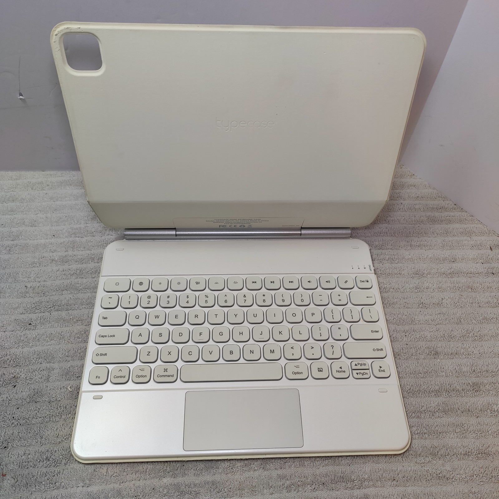 Typecase Edge KB206 iPad Keyboard Case w/ Trackpad & Backlight White / READ