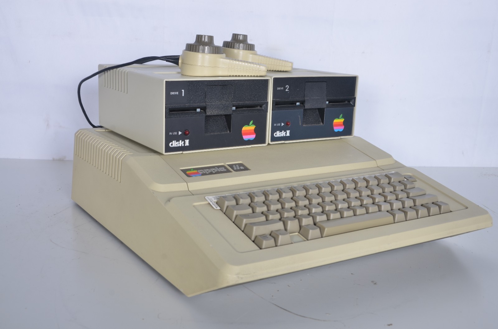 Vintage Retro Apple IIe A2S2064 Computer 2 Disk Drives Paddle Controllers Tested