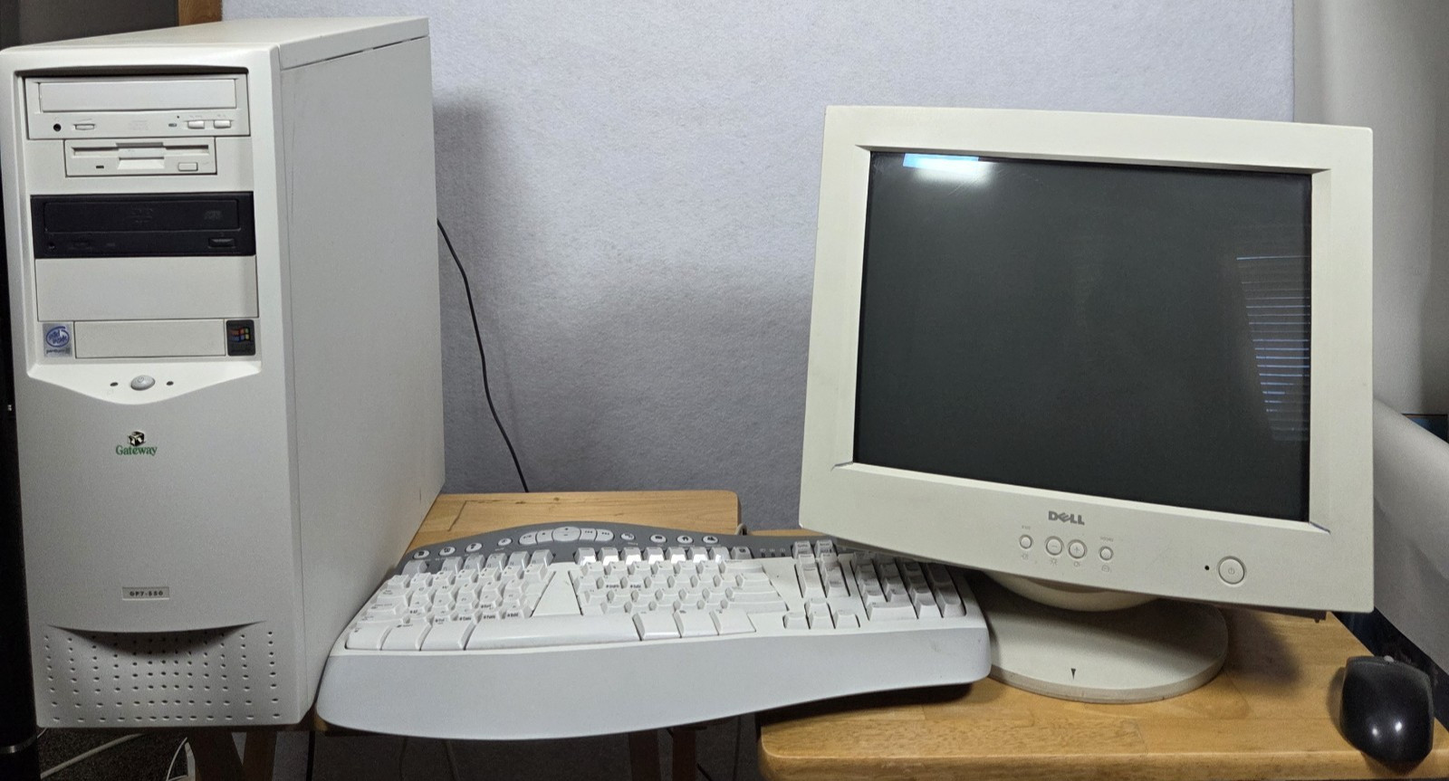 Gateway LP Mini Tower T33 GP7-550 W/ Dell E770s Moniter + Keyboard/ Ball Mouse
