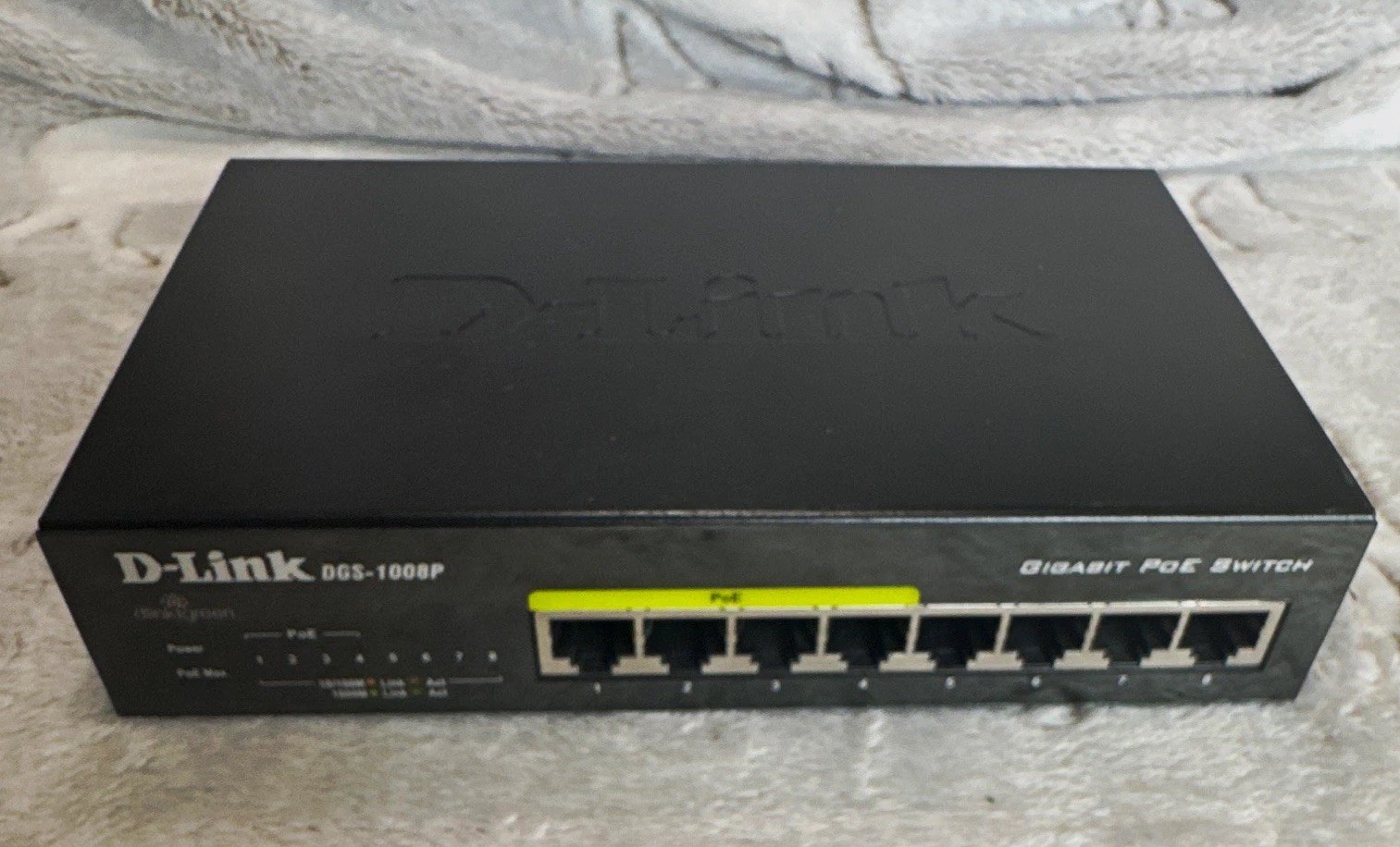 D-Link DGS-1008P 8-Port Gigabit PoE Unmanaged Ethernet Switch RJ-45