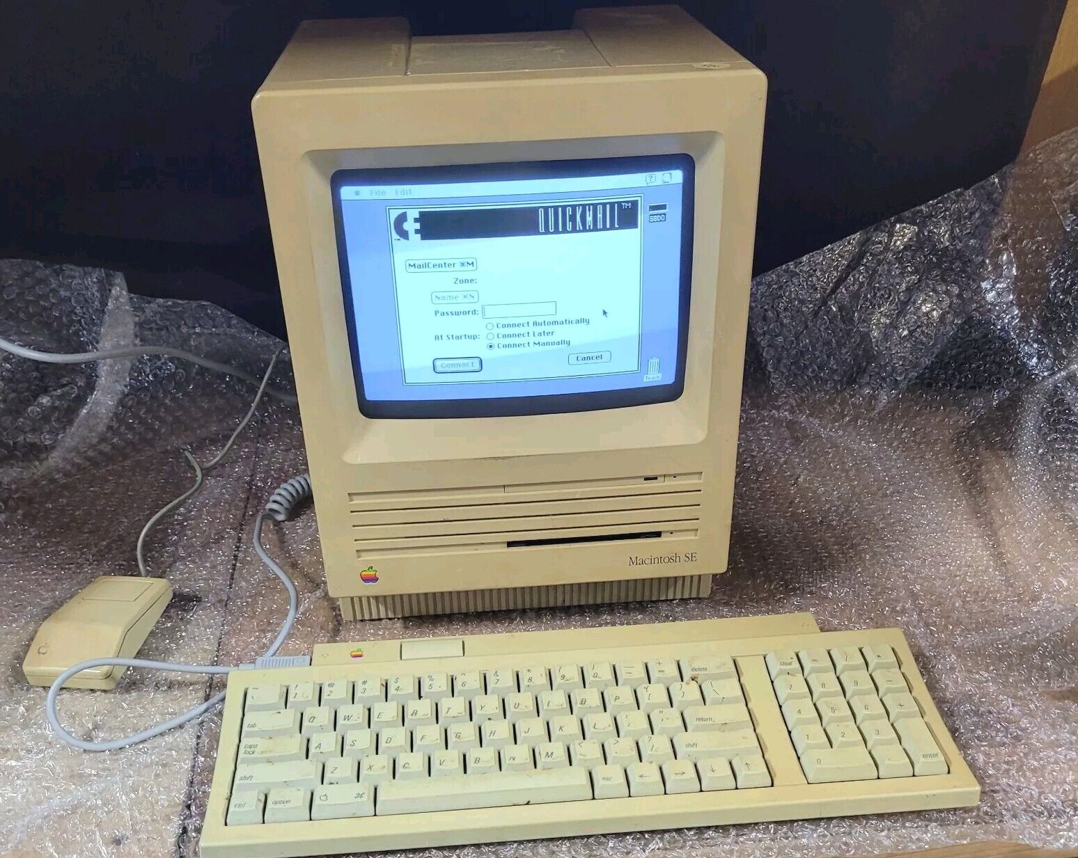 Vintage Apple Macintosh SE Computer - Works Includes Mouse And Keyboard.