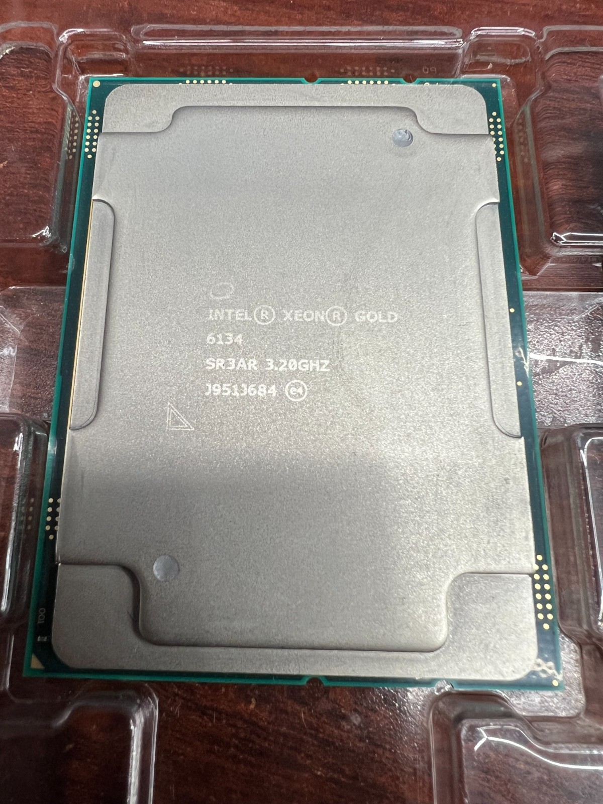 Intel Xeon Gold - 6134 3.2 GHz 8-Cores SR3AR CD8067303330302