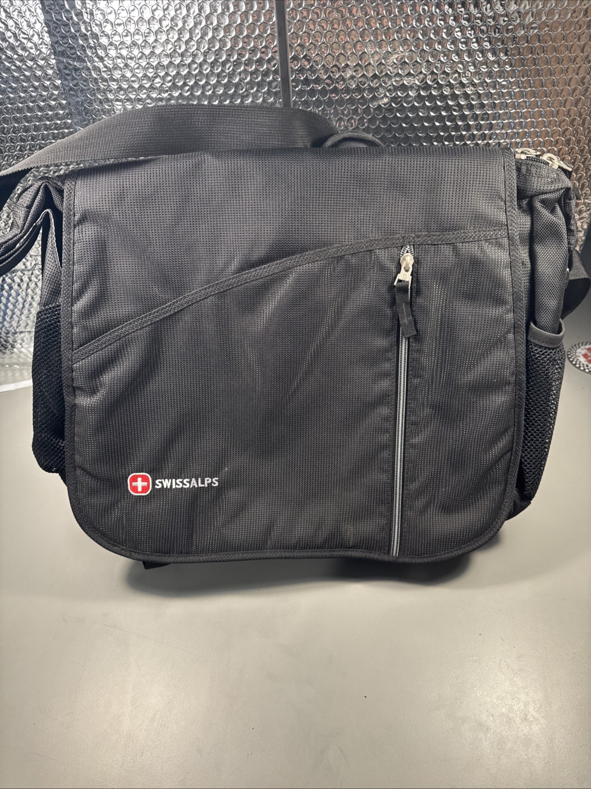 swiss gear messenger bag. #1056
