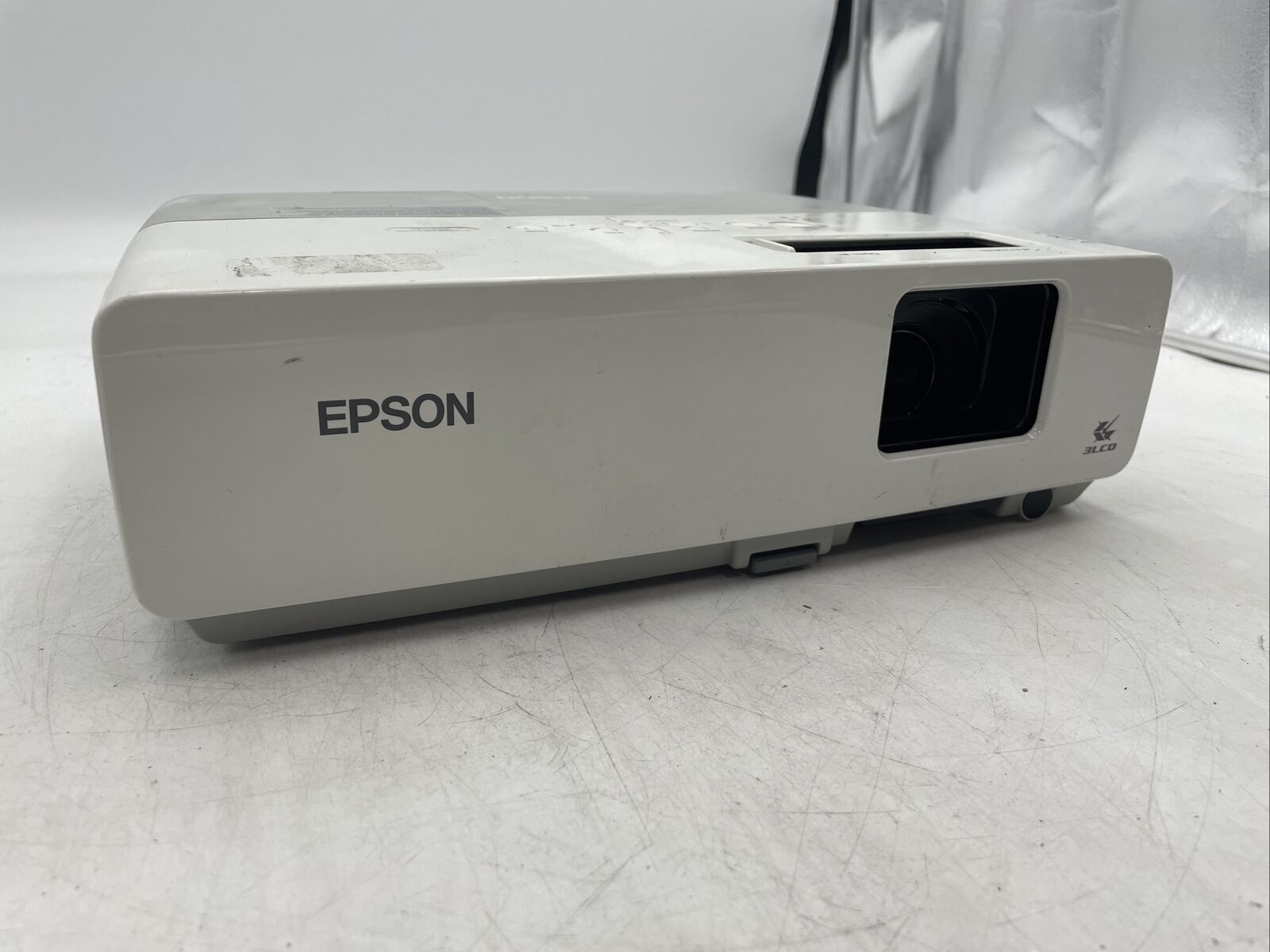 Epson PowerLite 822p XGA LCD Projector 2600 Lumen MW3J1