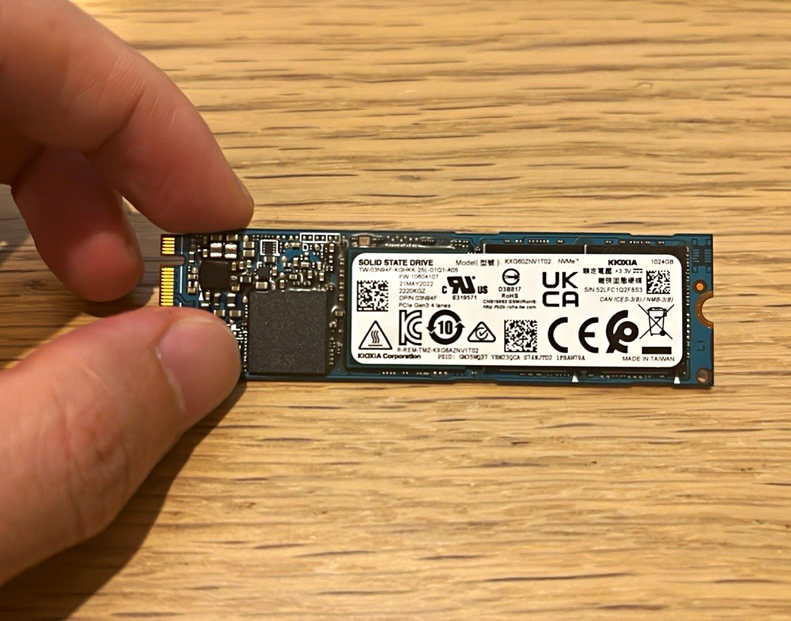 Kioxia XG8 1TB M.2 2280 NVMe M.2 Internal SSD Blue XG8 KXG80ZNV1T02