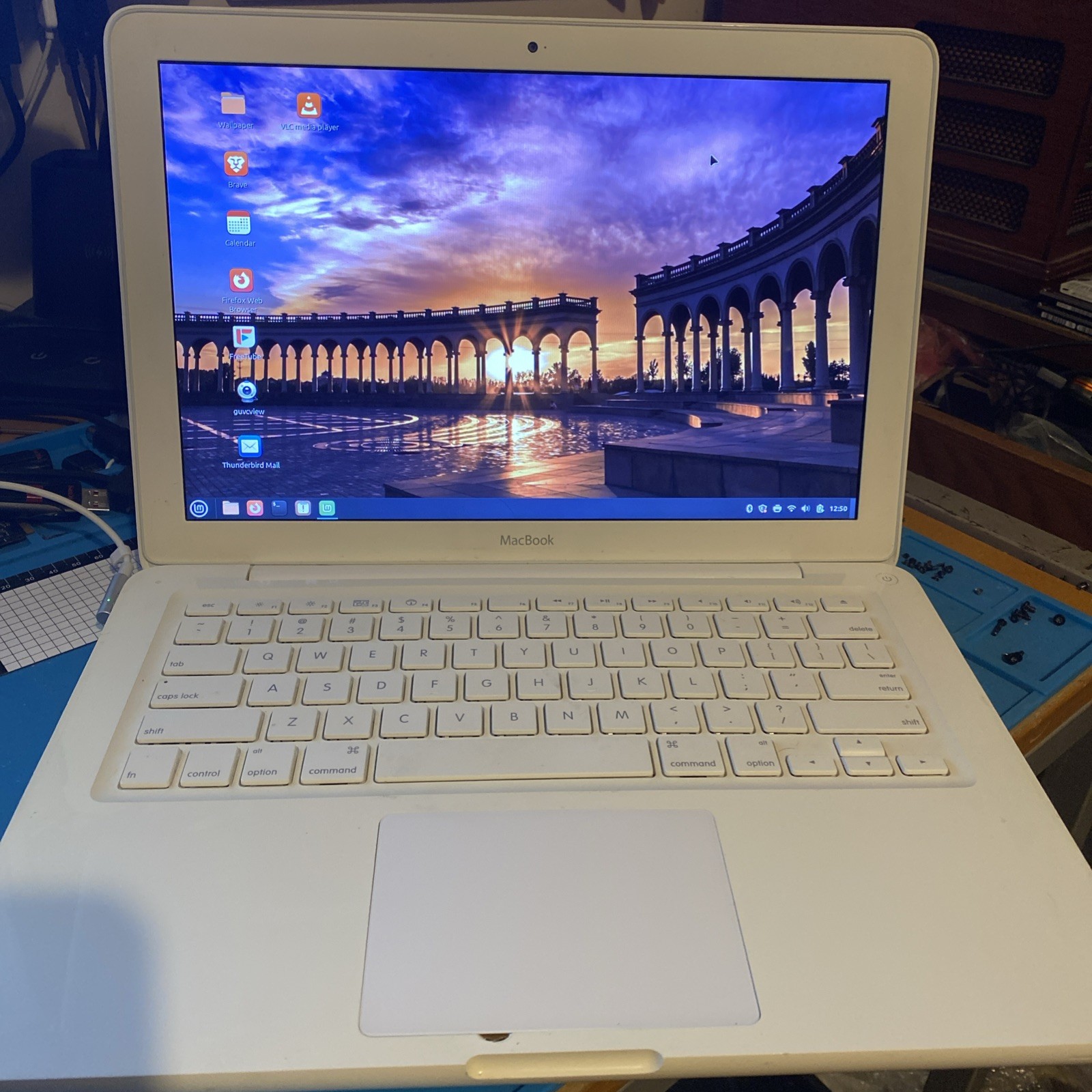 Apple Macbook A1342-C2D 2.4GHZ,8GB, 128GB SSD-Linux Mint-New Battery/Charger