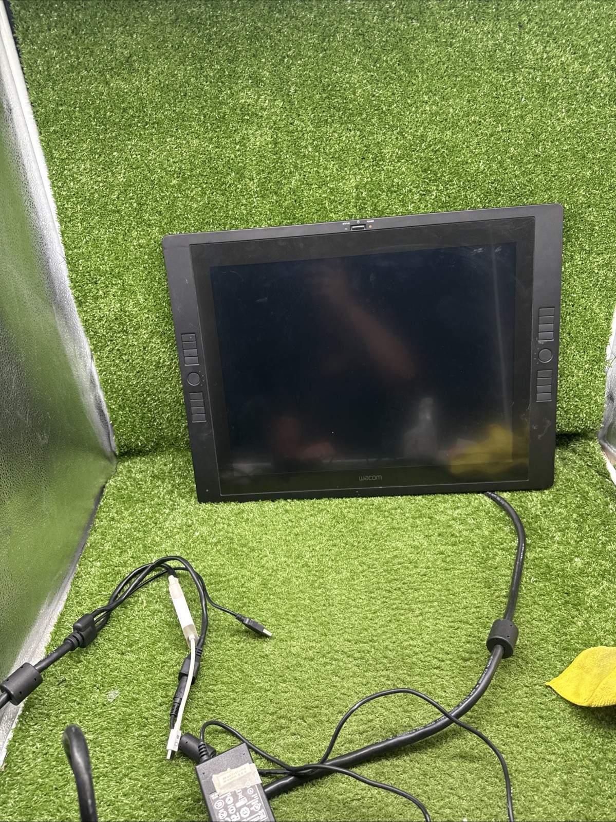 Wacom Cintiq 21UX DTZ-2100 C/G 2006 Tablet | Scuffs, No Pen or Stand S2