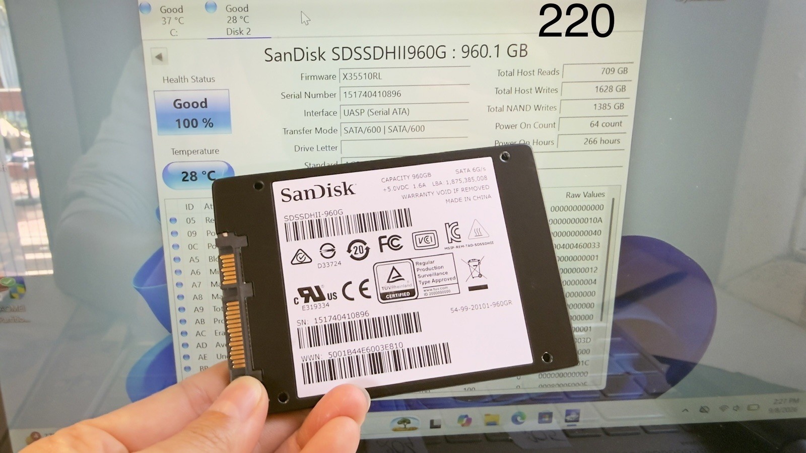 SANDISK SDSSDHII-960G ULTRA II 960GB SATA SSD health 100% Usage 266 Hours