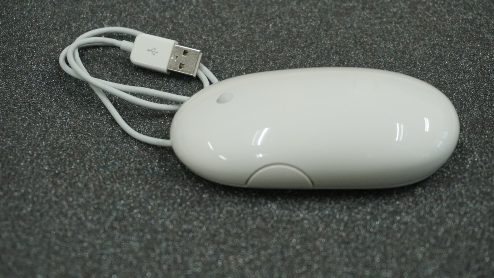 Genuine Apple Mighty A1152 Wire USB Optical Mouse, White, 20" Cable (10A