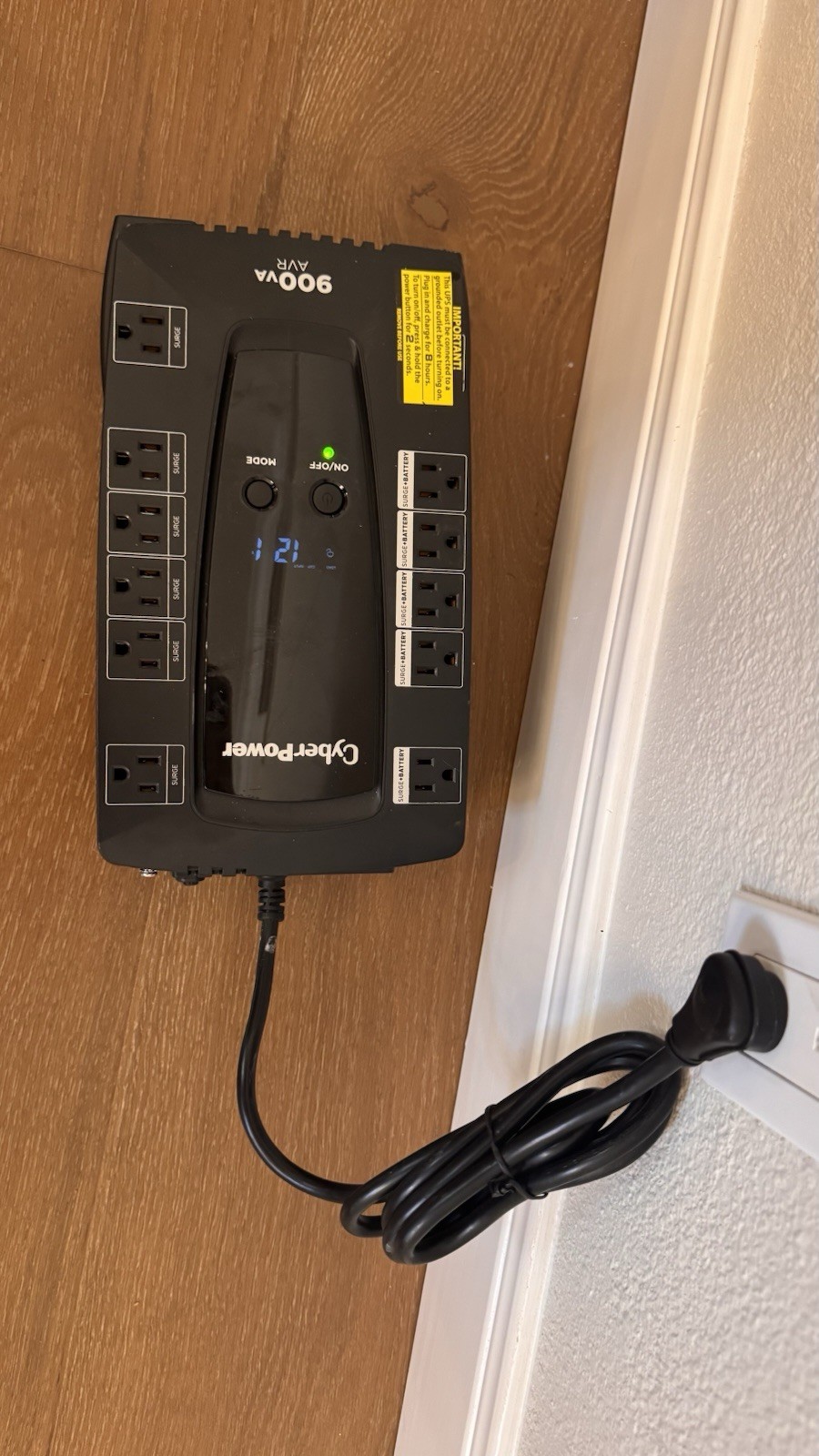 CyberPower AVRG900LCD Intelligent LCD UPS System 900VA 480W with 12 Outlets Used