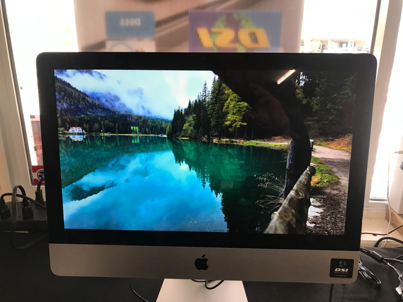Apple iMac, 21.5",Core i3 3.06GHz, 8GB RAM, 256GB SSD, Ext Warranty Available