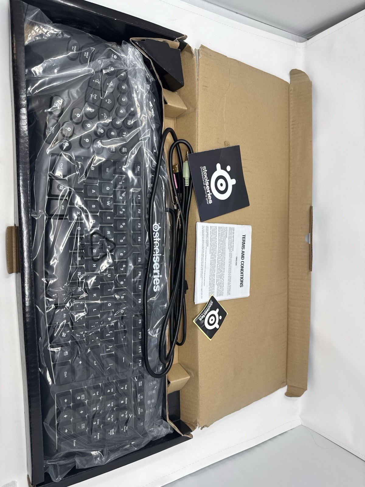 IMMACULATE-SteelSeries Merc Stealth Illuminated Wired USB Gaming Keyboard Black