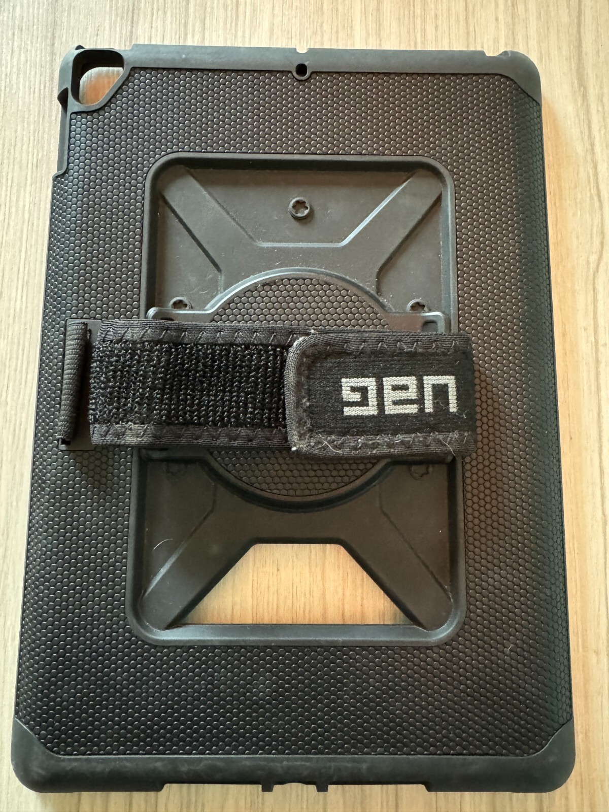 UAG METROPOLIS WITH HAND STRAP SERIES IPAD 10.2” (9TH GEN, 2021) CASE
