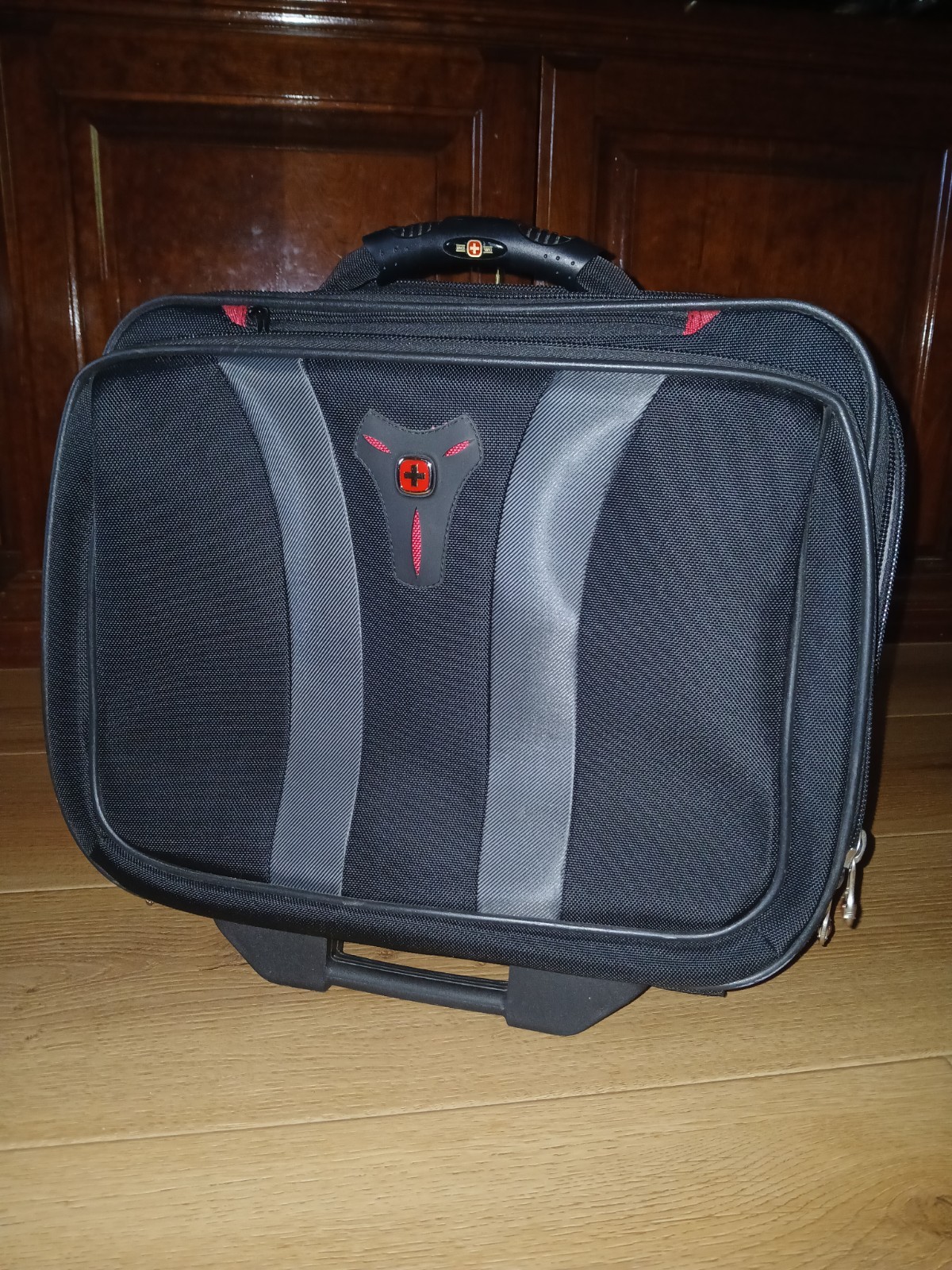 Black SwissGear Granada Wheeled Laptop Case 17 Inch Compatible with 17"