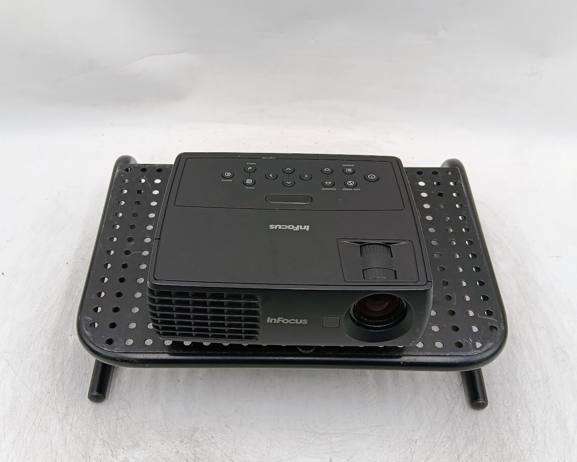 InFocus IN1112A DLP Projector no remote *157 LAMP HOURS*