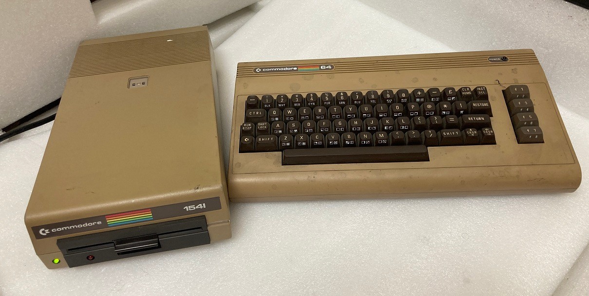 Commodore 64Model 1541 Single Drive Floppy Disk { UNTESTED }