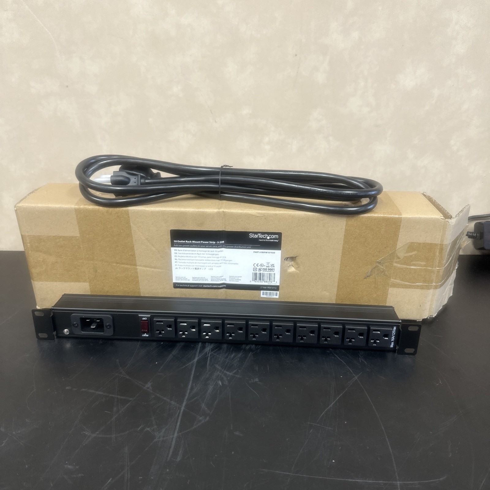 StarTech RKPW101920 - 10-Outlet Power Strip 125V/16 Amp - 19" Rackmontable