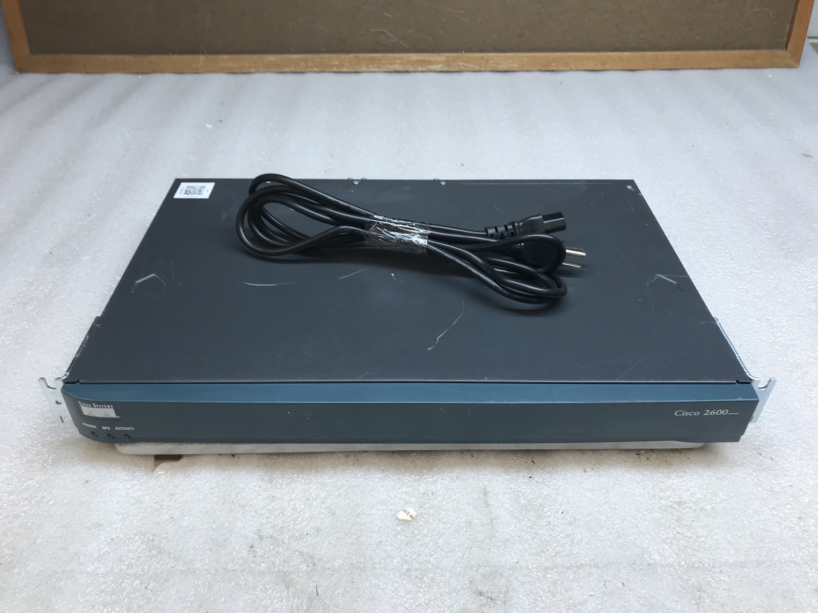 Cisco 2610 Wired Router 800-20044-01 with Power Cables Rack Ears