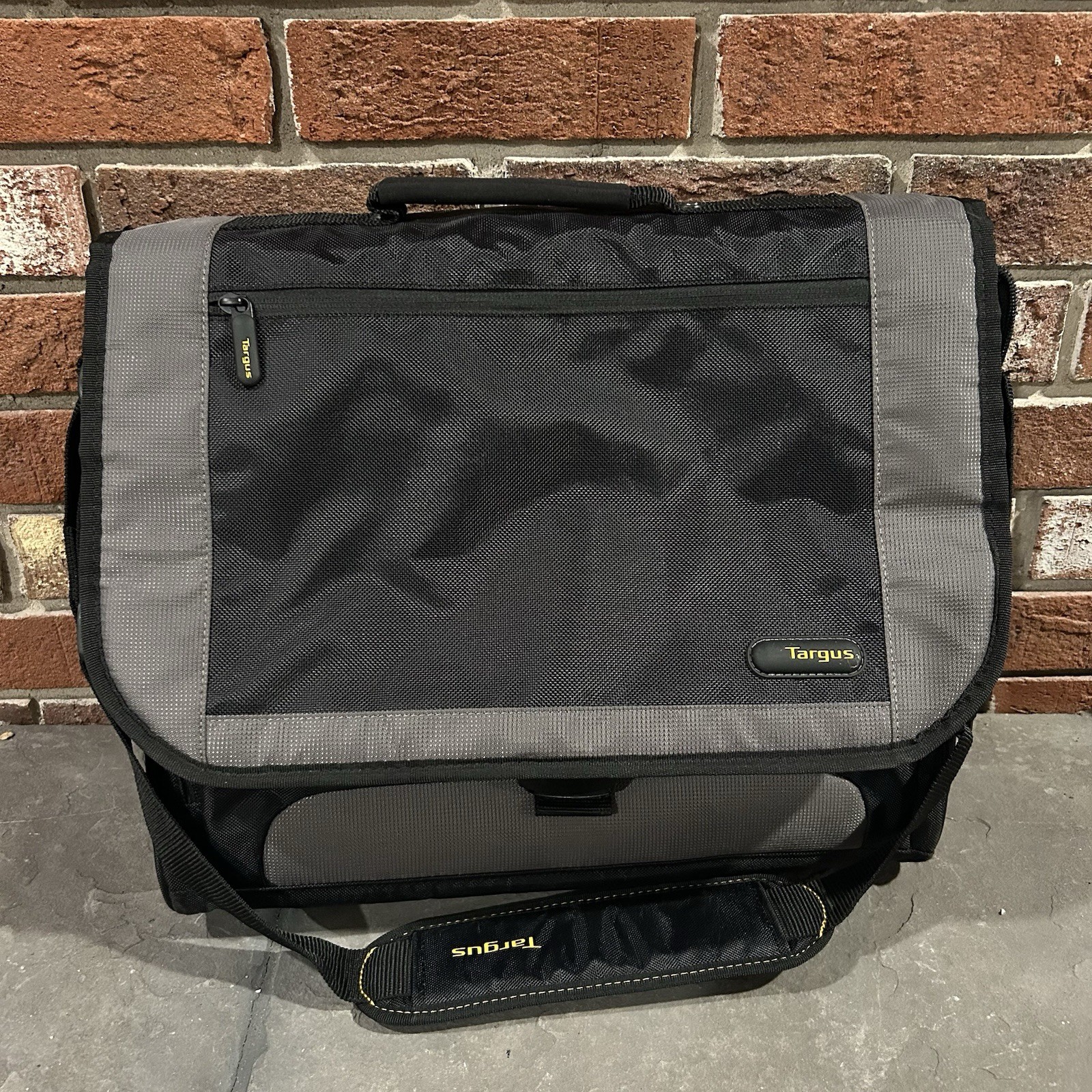 Targus CityGear Miami (TCG200) 17" laptop messenger bag Black Gray - Q