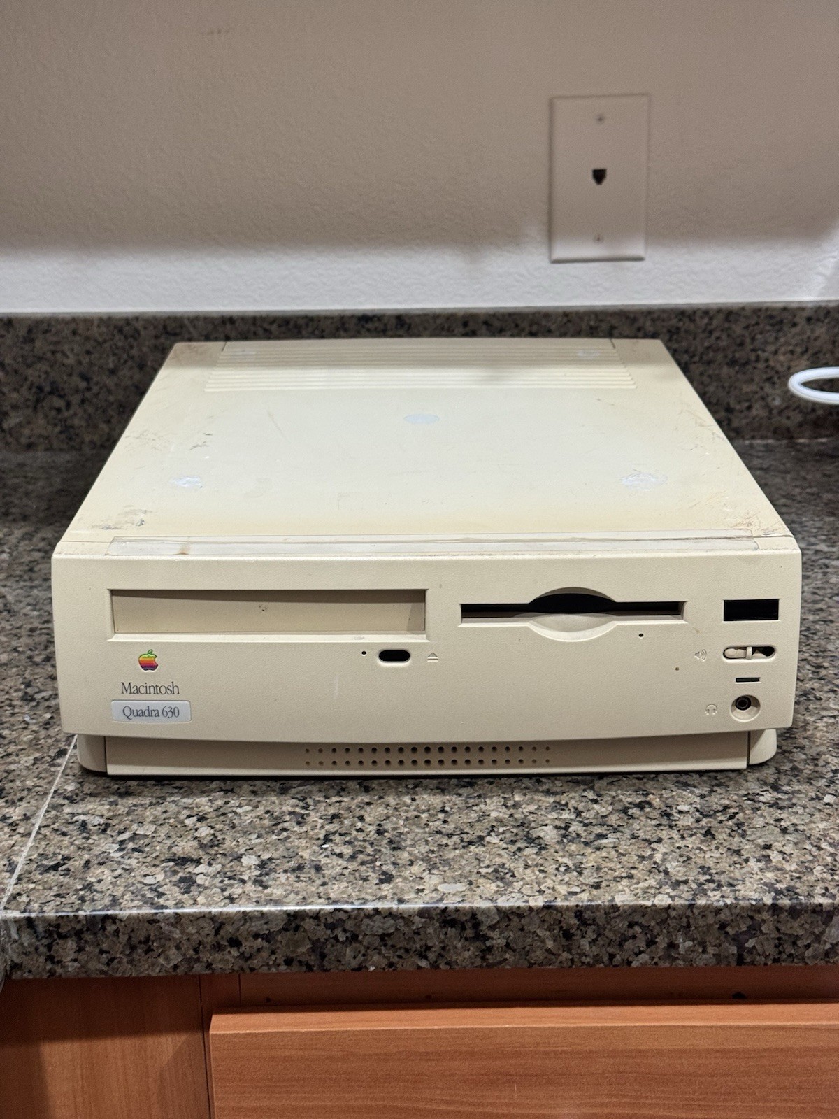 Apple Macintosh Quadra 630 Beige - NO HDD Broken Clips Brittle Plastic -UNTESTED
