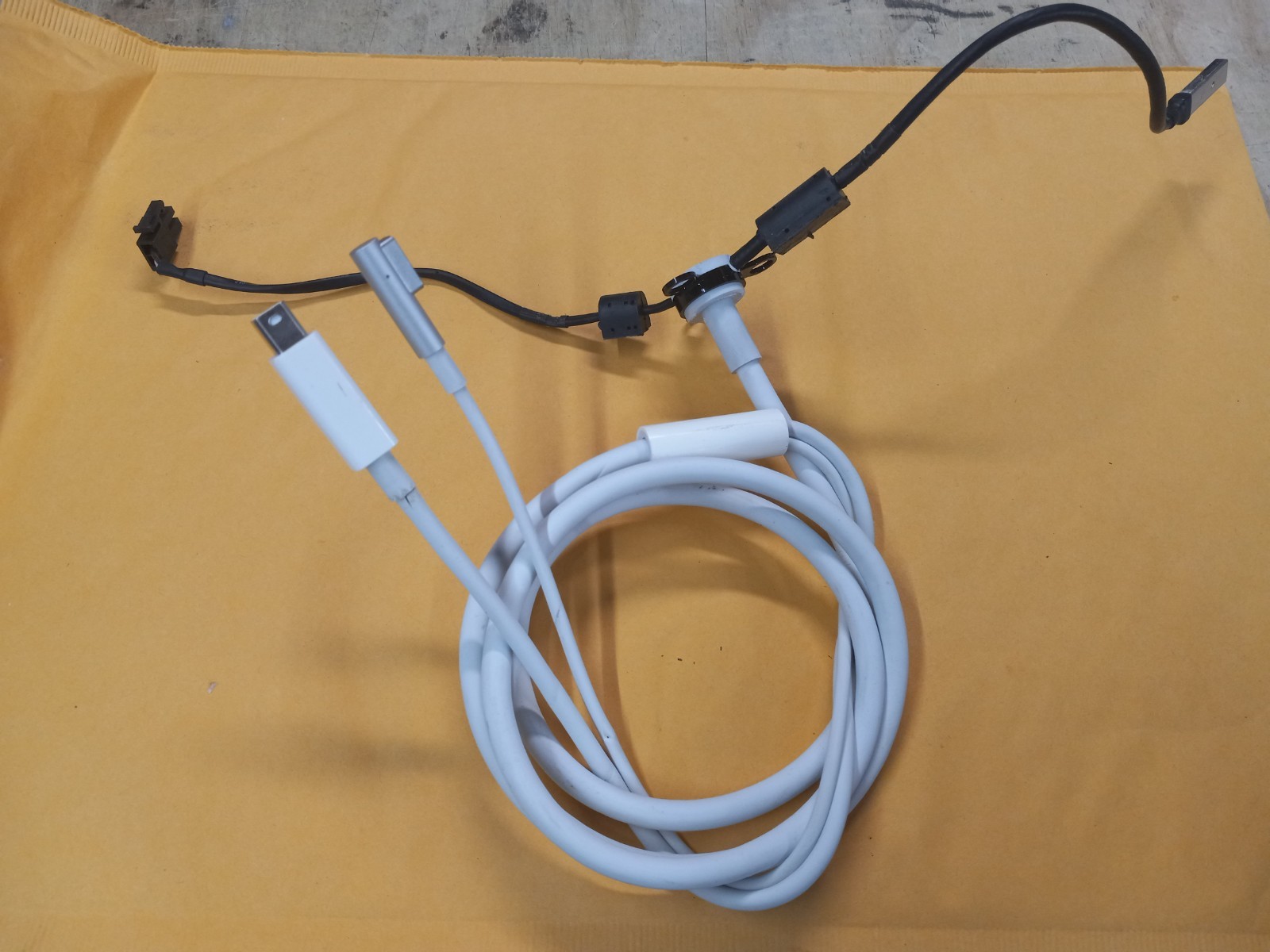 Apple Thunderbolt LCD Display 27" A1407 MC914 OEM Replacement Cable