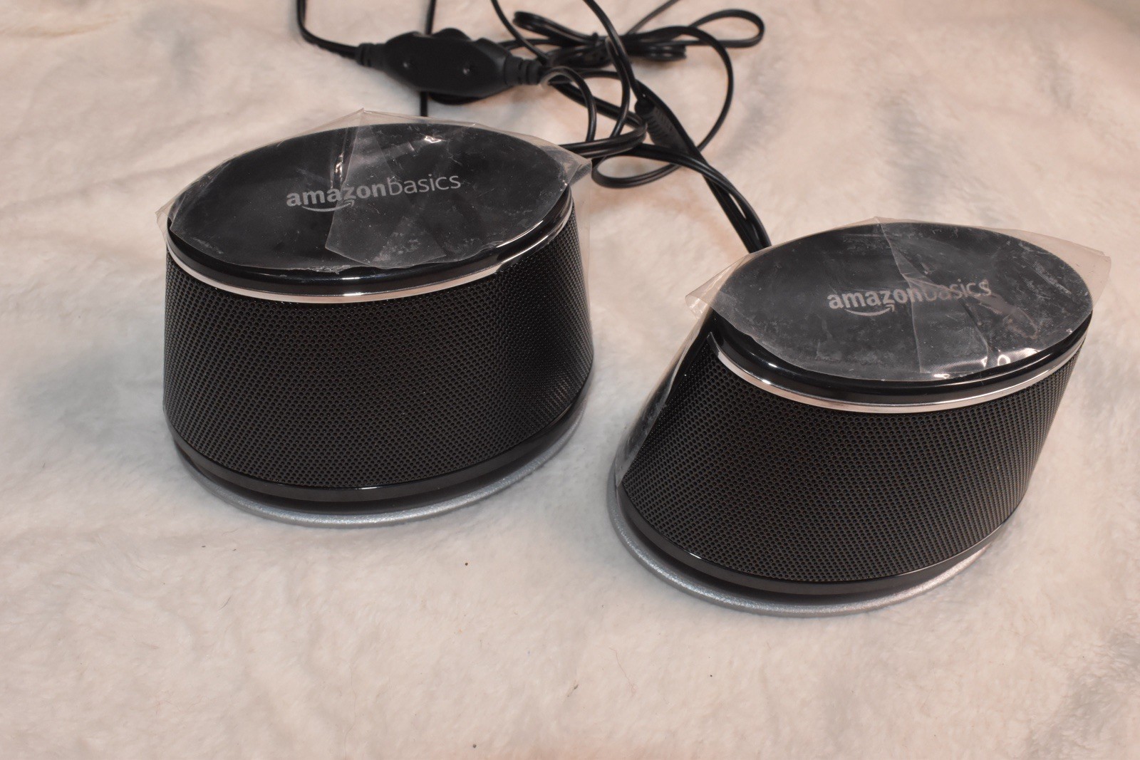 AmazonBasics V620BLACK USB-Powered PC Speakers with Dynamic Sound - Black