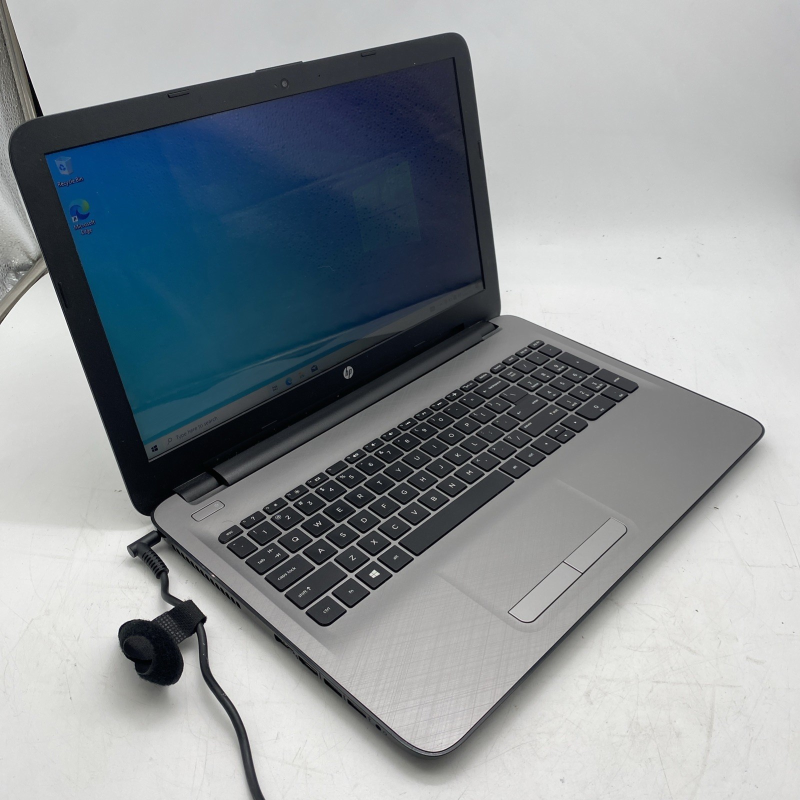 HP 15-AF113CL - AMD A8-7410@2.20GHz 6GB RAM 1TB HDD Win 10 Home-Bad Battery