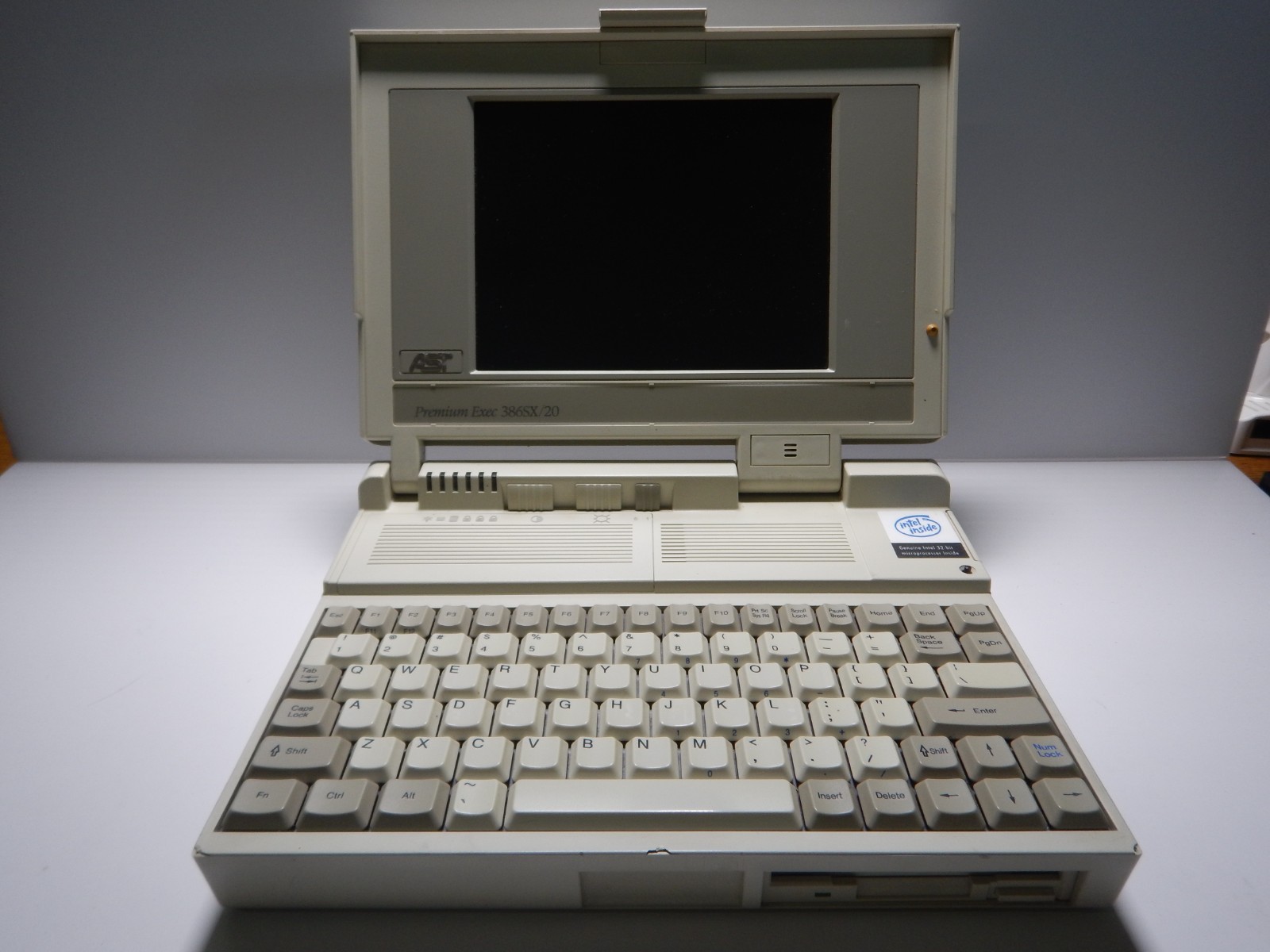 AST Premium Exec 386SX/20 Model 43V Vintage Laptop - SOLD AS IS - FOR PARTS